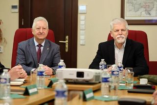 Bitevníky L-159 prodat Ukrajině nemůžeme. Oponuje ministr Zůna prezidentovi